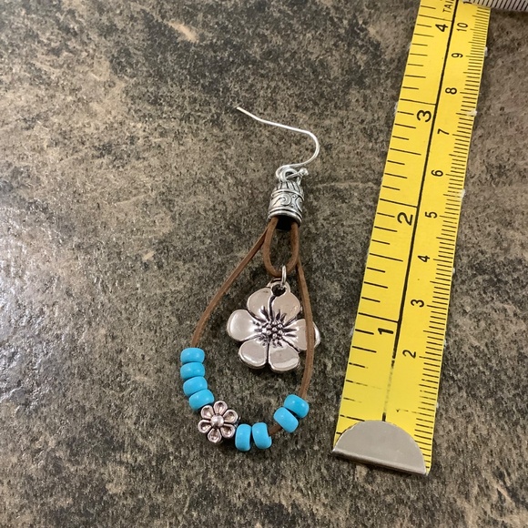 NWT silvertone /Aqua Earrings - Picture 2 of 7